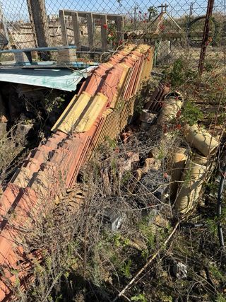 Tejas de barro y cerámica variadas