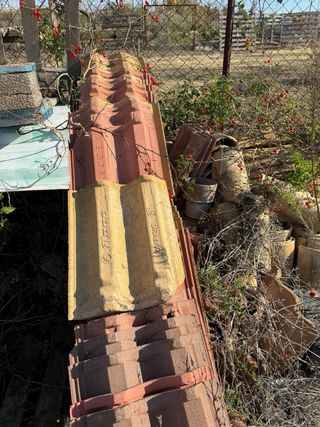 Tejas de barro y cerámica variadas