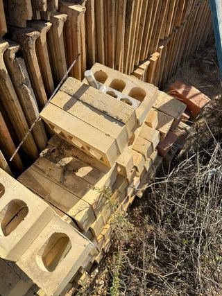 Tejas de barro y cerámica variadas