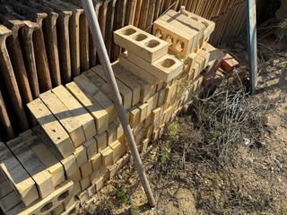 Tejas de barro y cerámica variadas