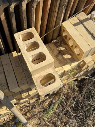 Tejas de barro y cerámica variadas