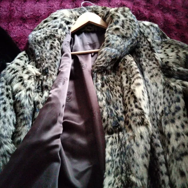 Abrigo de conejo beige y marrón