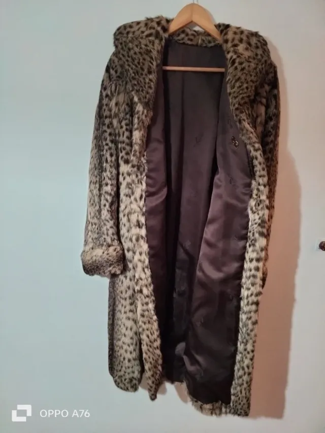 Abrigo de conejo beige y marrón