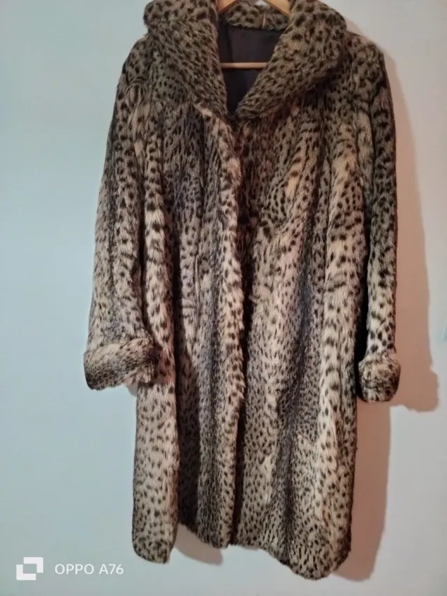 Abrigo de conejo beige y marrón