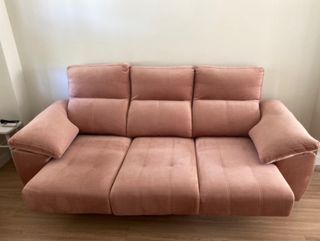 Sofá rosa de tela