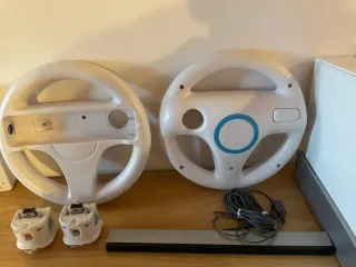 Lote Wii: ruedas Mario Kart, Wii Fit, 2 Mandos y +