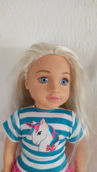 Muñeca grande con pelo largo y ropa