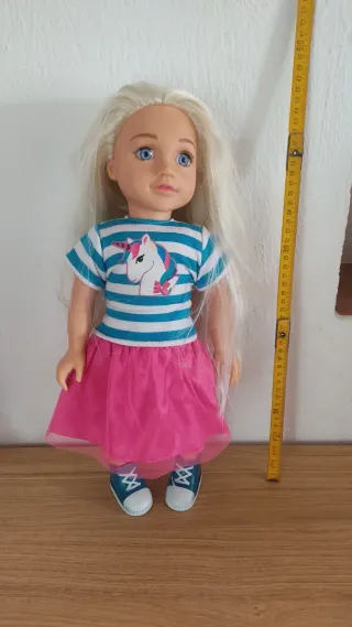 Muñeca grande con pelo largo y ropa