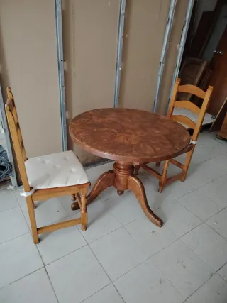Mesa redonda de madera con 2 sillas
