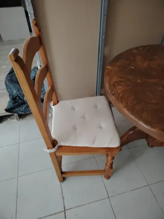 Mesa redonda de madera con 2 sillas