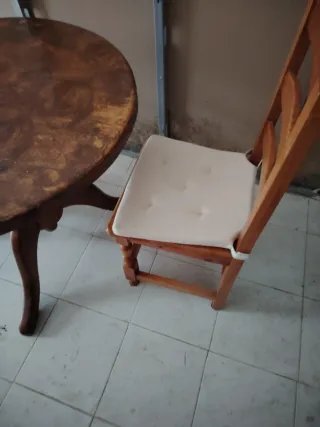 Mesa redonda de madera con 2 sillas