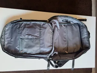 Mochila de viaje negra