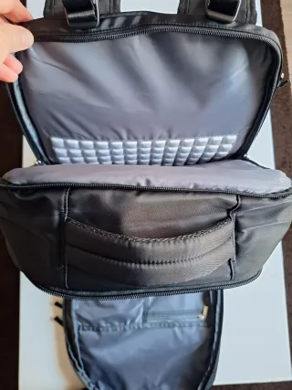 Mochila de viaje negra