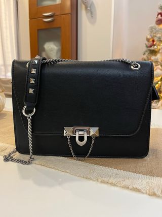 Borsetta nera ecopelle con borchie