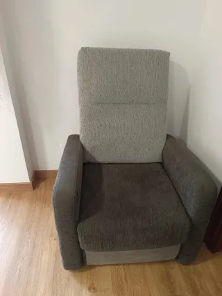 Sillón reclinable con reposapiés