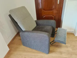 Sillón reclinable con reposapiés