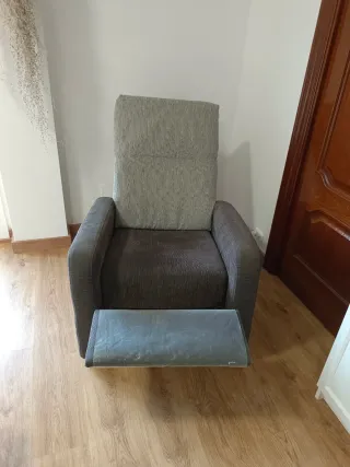 Sillón reclinable con reposapiés