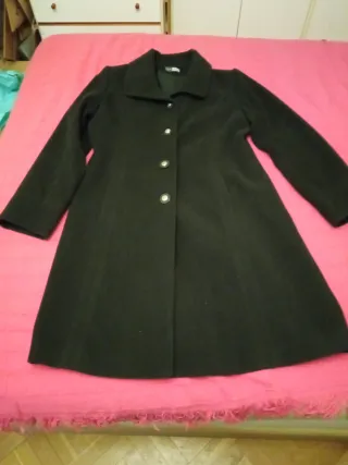 Elegante abrigo negro mujer