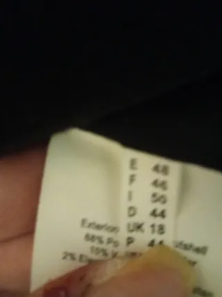 Elegante abrigo negro mujer