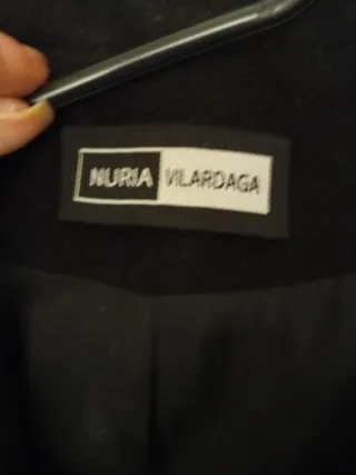 Elegante abrigo negro mujer