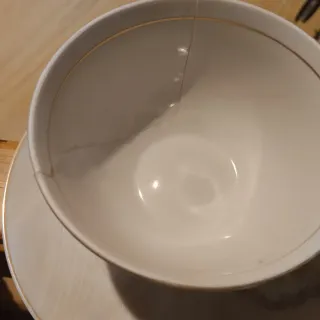 Precioso juego de dos tazas con plato.