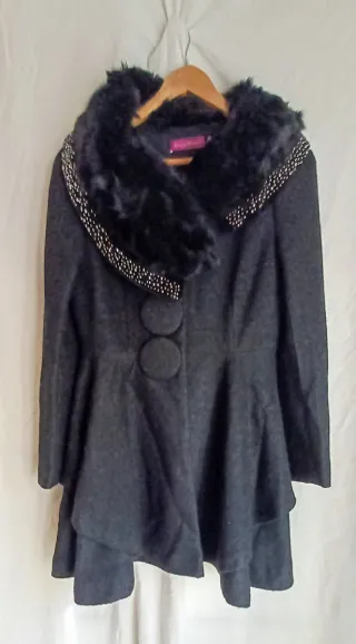 Abrigo NEGRO mujer de paño y pelo.