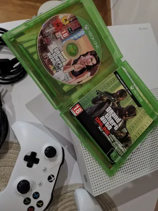 Xbox One S Blanca + 2 Mandos + GTA V
