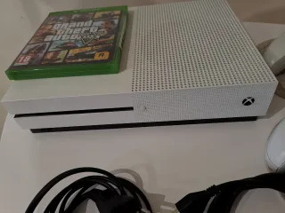 Xbox One S Blanca + 2 Mandos + GTA V