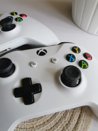 Xbox One S Blanca + 2 Mandos + GTA V