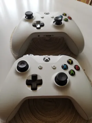 Xbox One S Blanca + 2 Mandos + GTA V