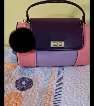 Bolso multicolor con pompón negro