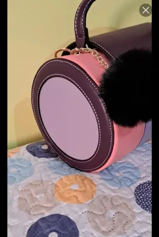 Bolso multicolor con pompón negro