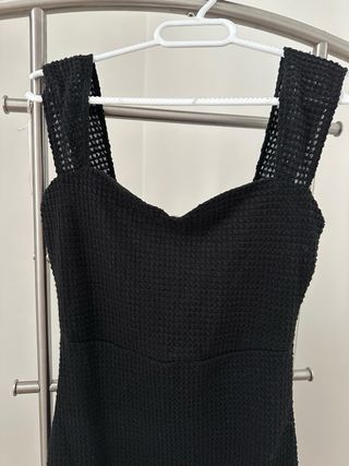 Vestido negro con tirantes