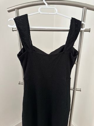 Vestido negro con tirantes