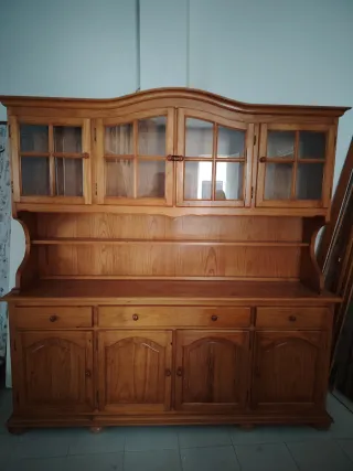 Mueble de salón de madera con vitrina