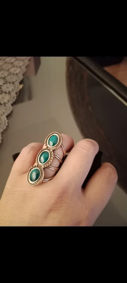 Anillo piedras verdes dorado .