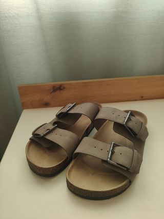 Sandalias grises tipo Birkenstock
