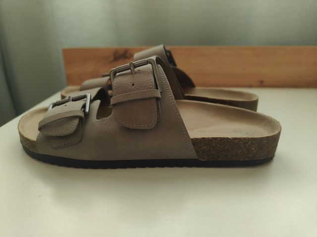 Sandalias grises tipo Birkenstock