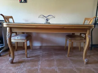 Tavolo in legno massello con vetro e intagli