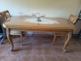 Tavolo in legno massello con vetro e intagli