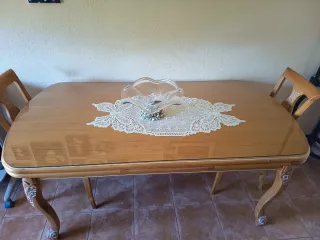 Tavolo in legno massello con vetro e intagli