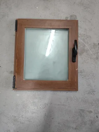 Ventana aluminio imitación madera 545x615mm