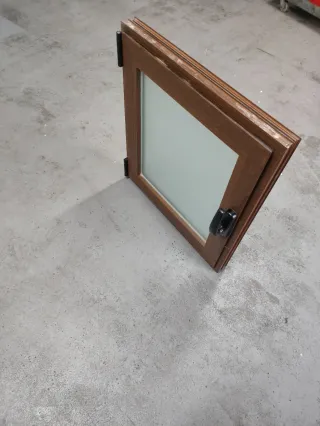 Ventana aluminio imitación madera 545x615mm