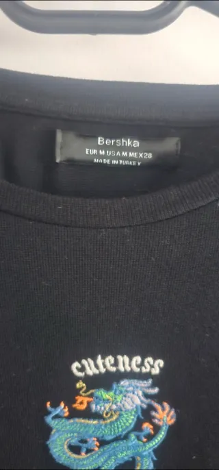Camiseta Bershka dragón bordado