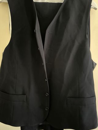 Traje de caballero negro con chaleco