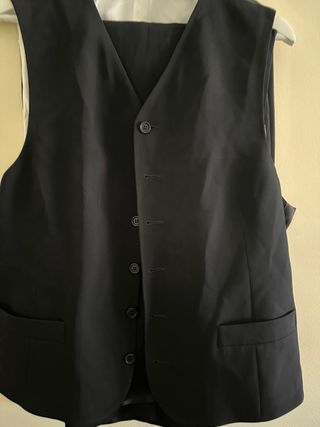 Traje de caballero negro con chaleco