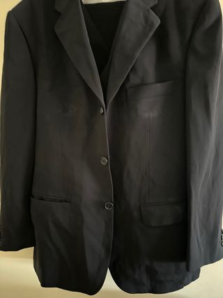Traje de caballero negro con chaleco