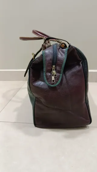 Bolso de viaje símil piel marrón y verde.