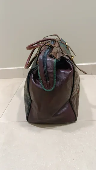 Bolso de viaje símil piel marrón y verde.