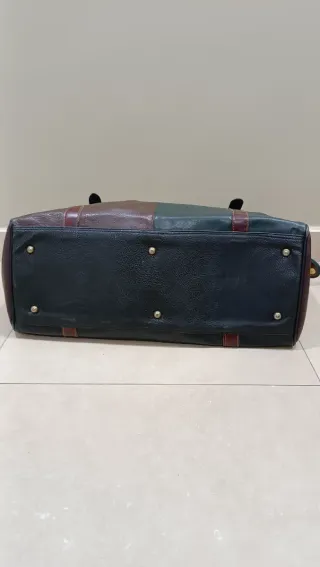 Bolso de viaje símil piel marrón y verde.